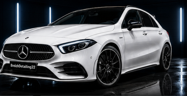 Mercedes blanche dans un studio de detailing